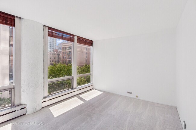 Building Photo - 1300 N Astor St