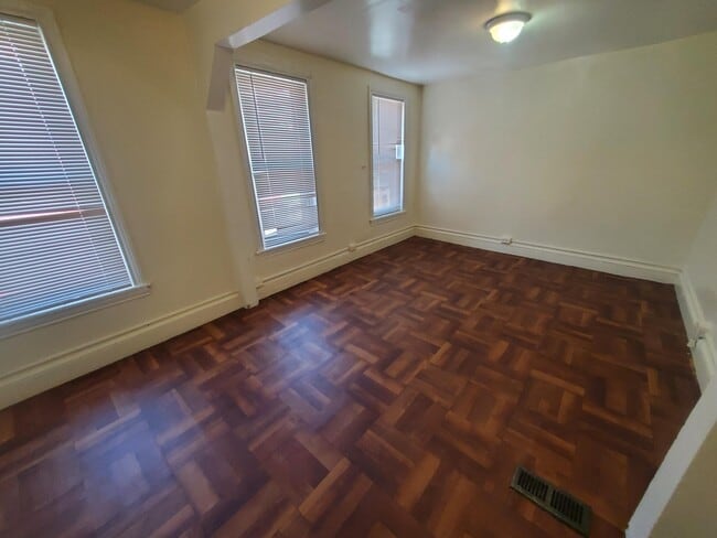 Building Photo - 449 Spring Garden St