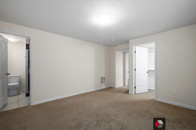 Building Photo - 3864 E Clubhouse Ln