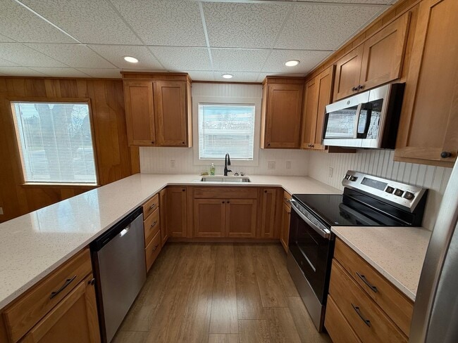 Building Photo - Three Bedroom, One and half bathroom, Atta...