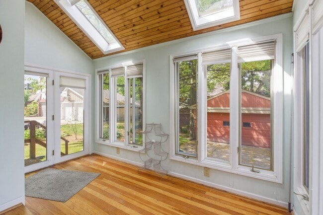 Building Photo - Stunning 5 Bedroom 2.5 Bathroom Home in Squirrel Hill