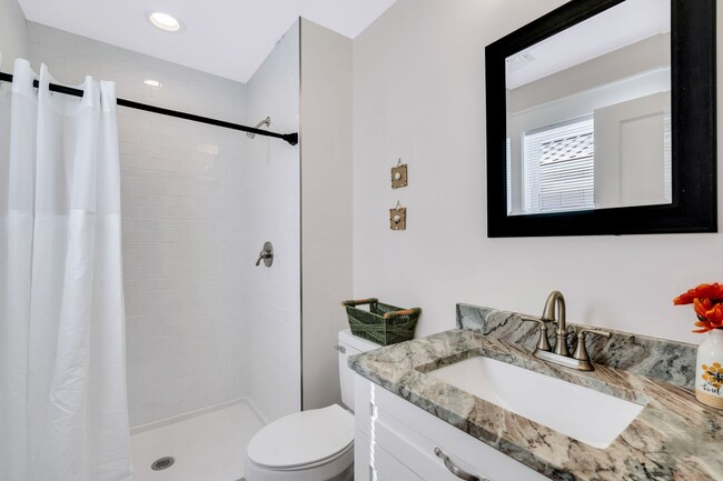 Building Photo - Charming Caribbean Cottage - Downtown Brad...