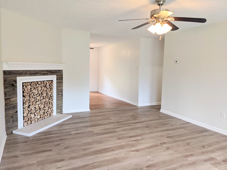 Living room looking into Kitchen and hallway - 1649 Summerhill Dr