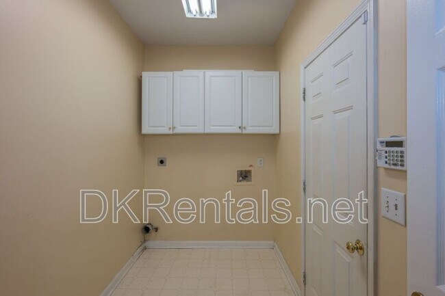 Building Photo - 2433 Gablewood Dr NE
