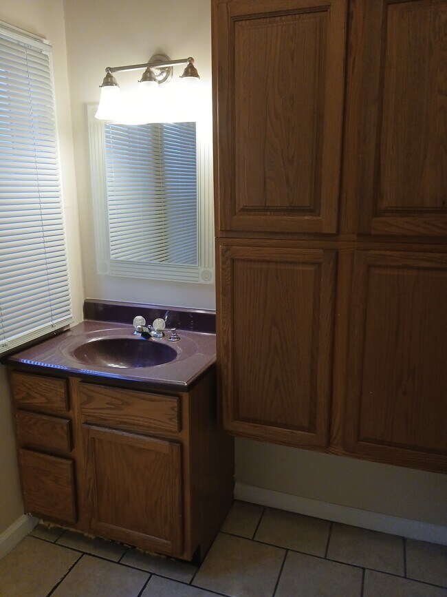 Building Photo - 705 S Poplar St