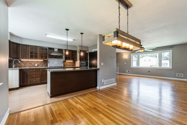 Building Photo - Bergenfield NJ Split Level Spacious Single Family home