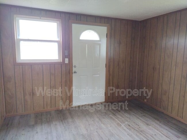Building Photo - 335 Little Vine Dr