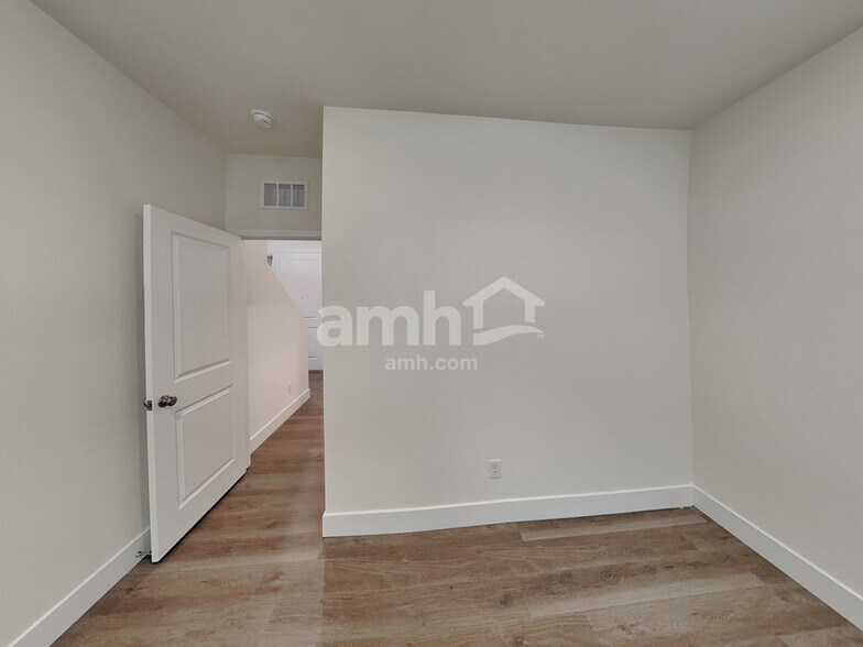 Building Photo - 10366 Beaver Tail St