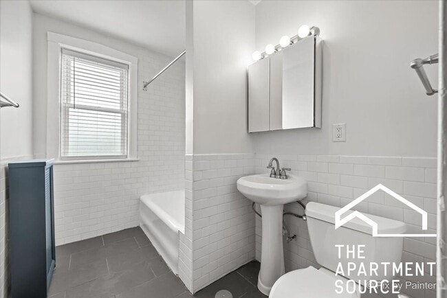 Building Photo - 2252 W Winnemac Ave