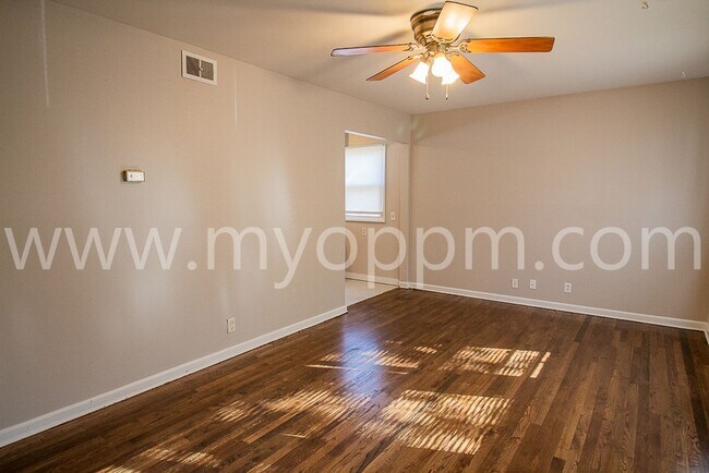 Building Photo - Recently Updated House | Old Towne Bellevue