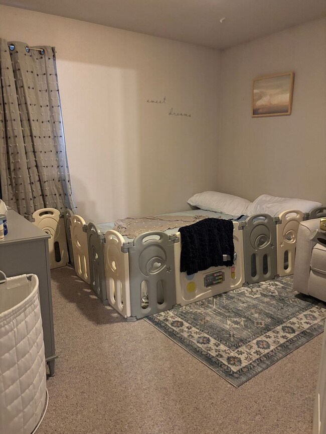 Building Photo - Beautiful house near walking trails and the hospital. Beautiful views of the Bridger Mountains