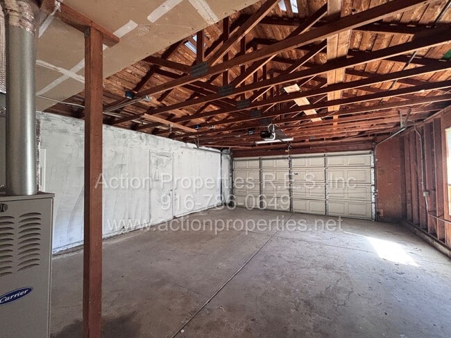 Building Photo - Charming 3 Bed, 2 Bath House - Close to Shopping, Schools, and Parks - New Paint - Updated Flooring!