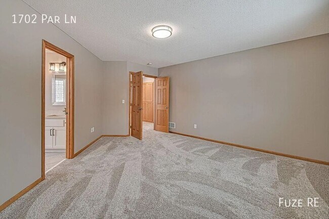 Building Photo - 1702 Par Ln