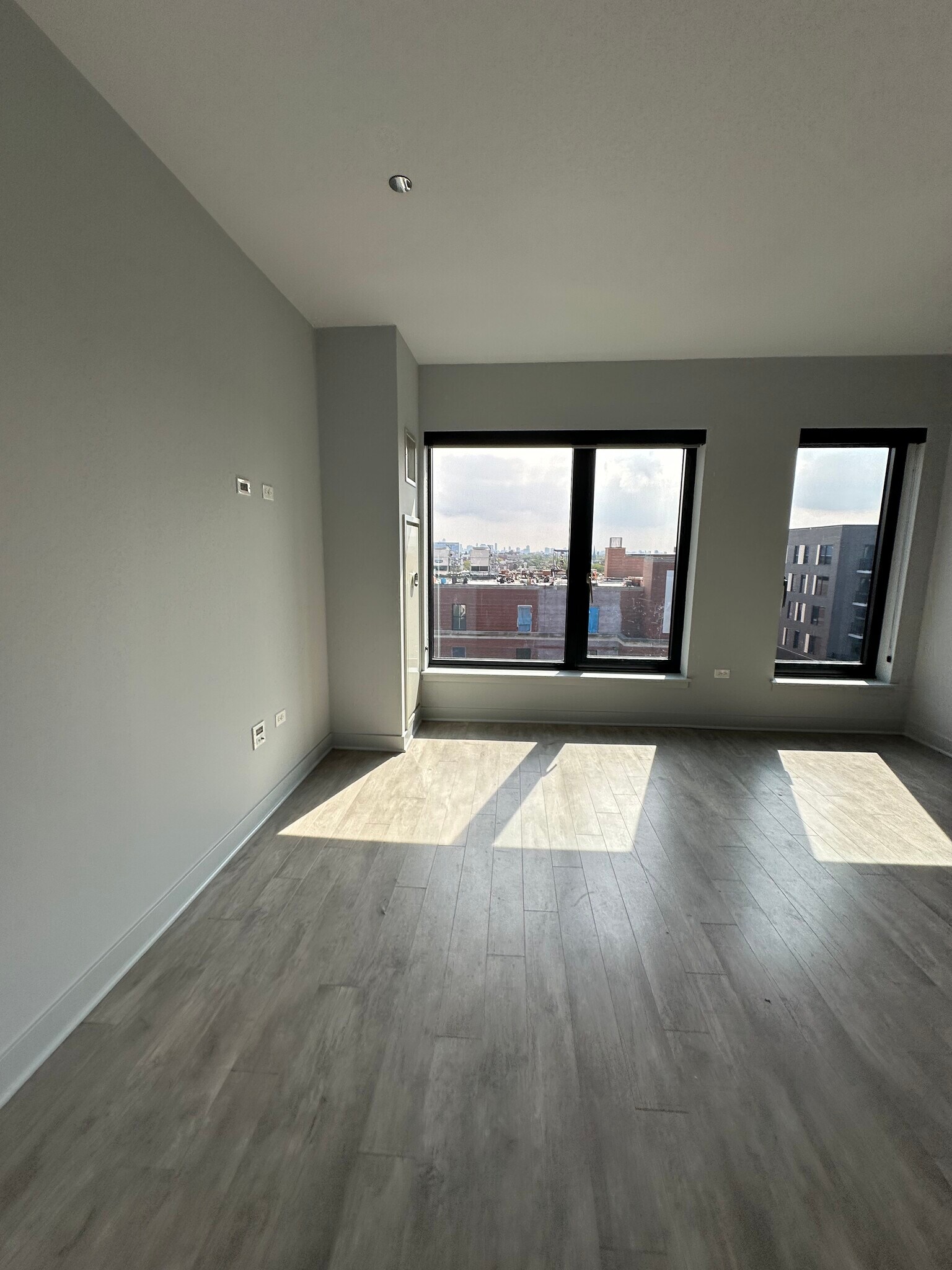 Building Photo - 1027 W Addison St
