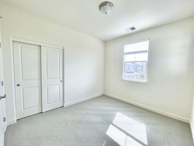 Building Photo - Beautiful 4 Bed 3 Bath Home in W Section Rohnert Park- $3,800 per month!