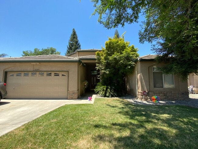 Building Photo - Charming home for rent in Visalia