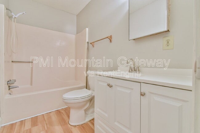 Building Photo - 42-56 Greenwood Cir