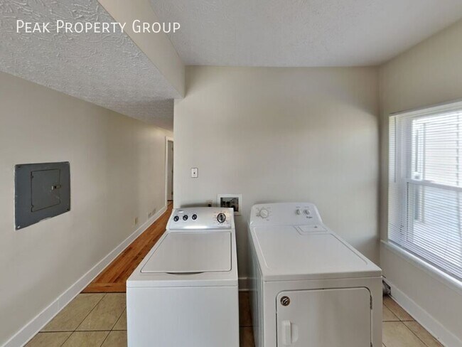 Building Photo - 1371 Summit St