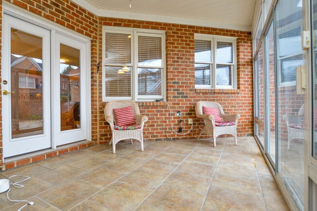 Building Photo - 986 Blakeley Walk