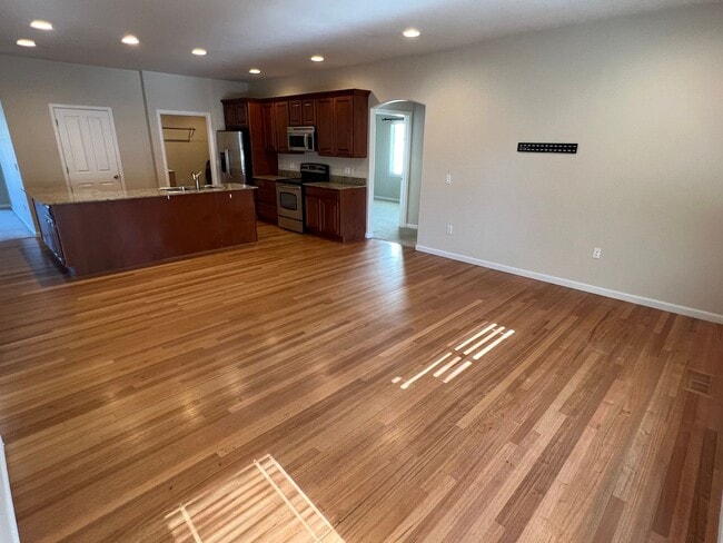 Building Photo - Great location with lots of amenities! 4 b...