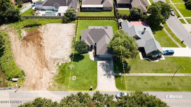 Building Photo - 402 E Martial Ave