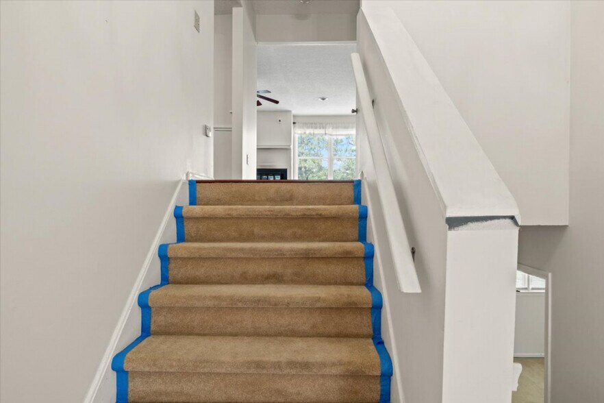 Building Photo - 488 Greenview Dr