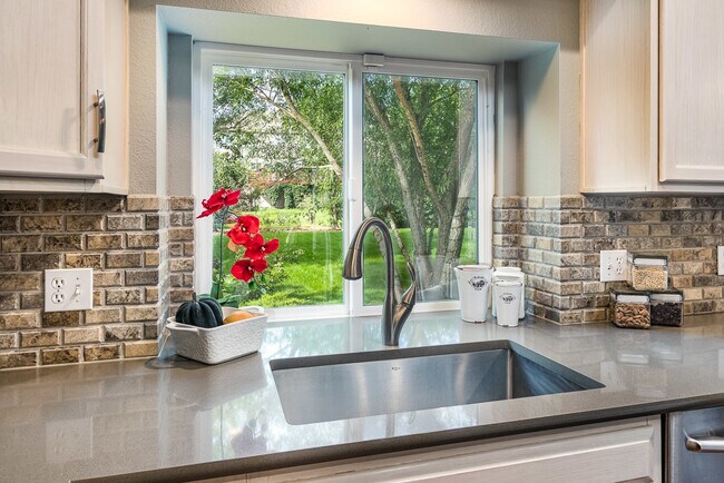 Building Photo - Updated Broadmoor Glens!