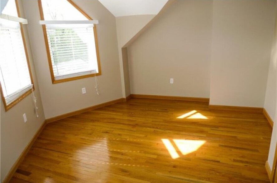 Building Photo - 20 E Amanda Ave