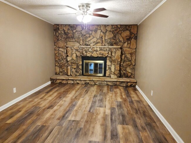 Building Photo - Move in Ready in 77619! Make this 4 Bedroo...