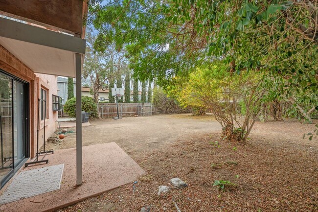 Building Photo - Spacious lot with no back house!