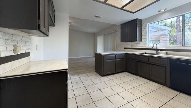 Building Photo - 148 Carmody St