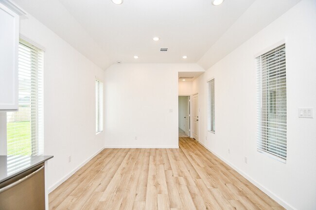 Building Photo - 5624 Frst Cv Dr