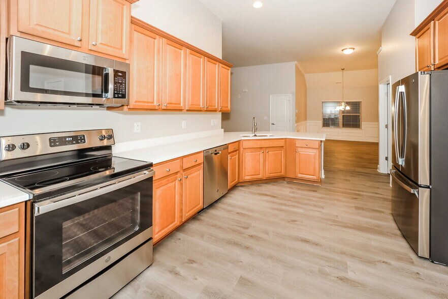 Building Photo - 4890 Summersun Dr