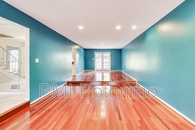 Building Photo - 1718 Crestview Dr