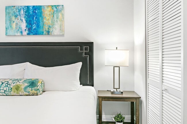 Building Photo - 635 W Roscoe St