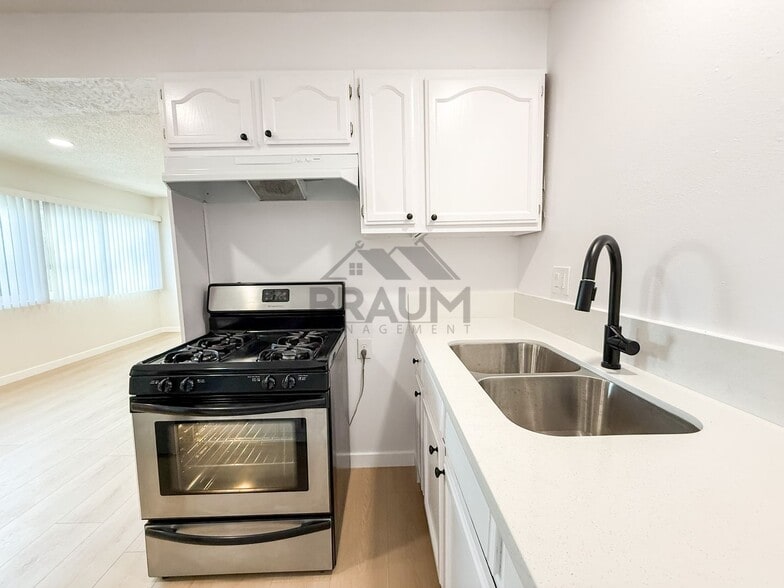 Building Photo - 4636 Laurel Canyon Blvd