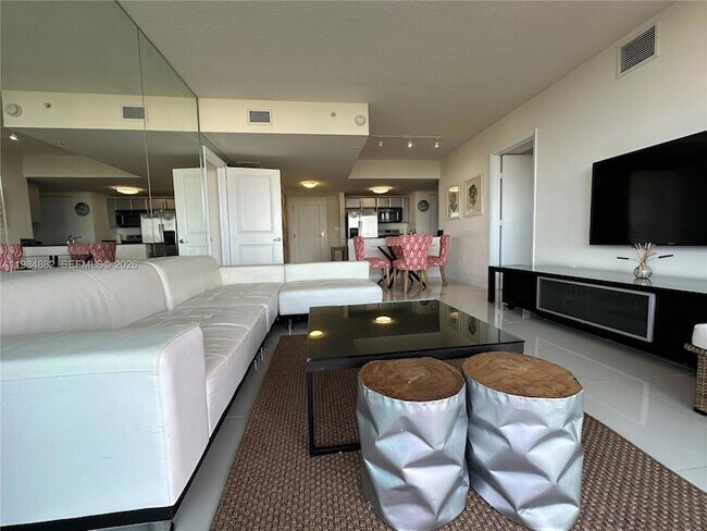 Building Photo - 1861 NW S River Dr