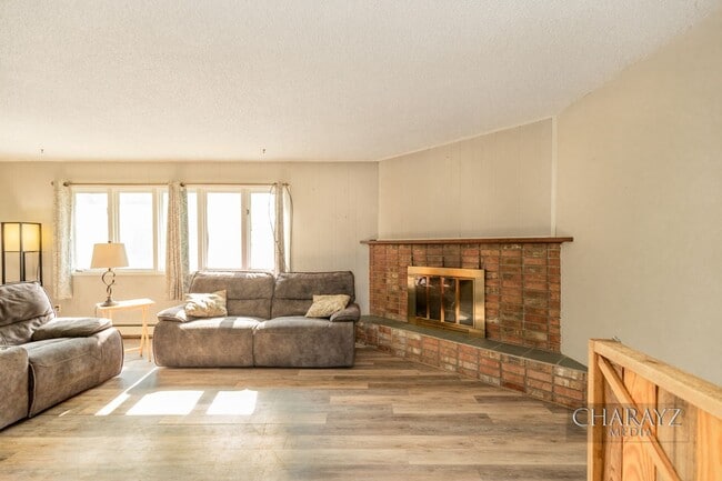 Building Photo - Duplex-Upper Unit in Aurora Subdivision