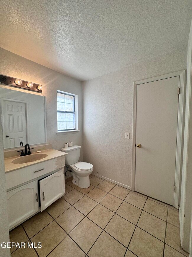 Building Photo - 386 McCune Rd