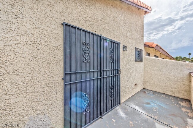 Building Photo - 2080 E Karen Ave