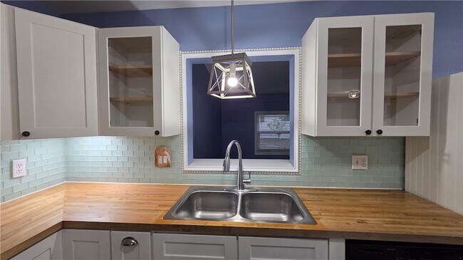 Building Photo - 426 Tulip Dr