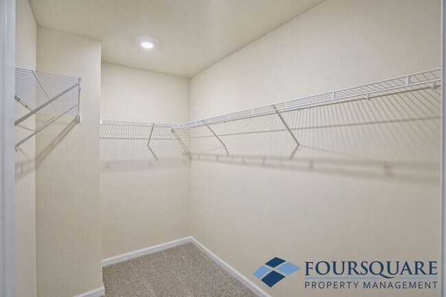 Building Photo - Spacious 3-Bed End- Unit Townhome with Mod...