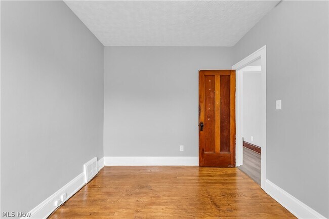 Building Photo - 10123 Greenview Ave