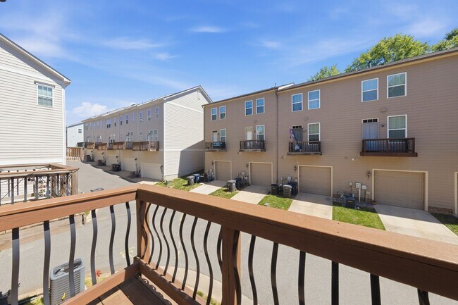 Building Photo - Stylish 3bd 3.5bath townhome for rent in the highly desirable Vermillion