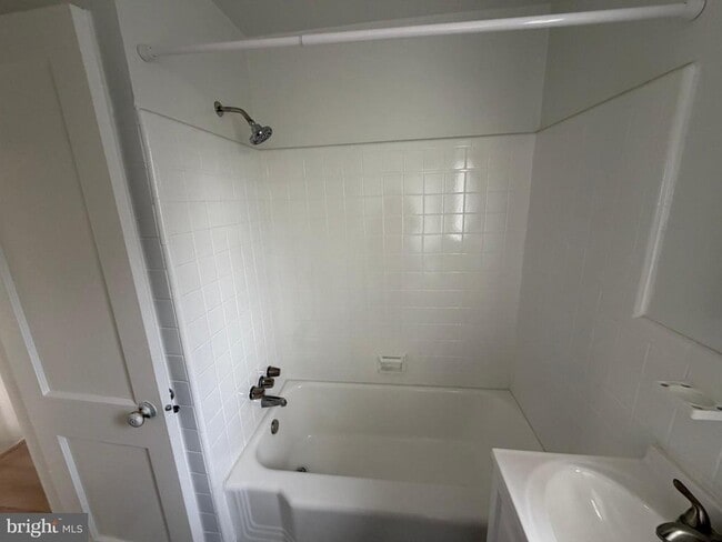 Building Photo - 1304 S Walter Reed Dr