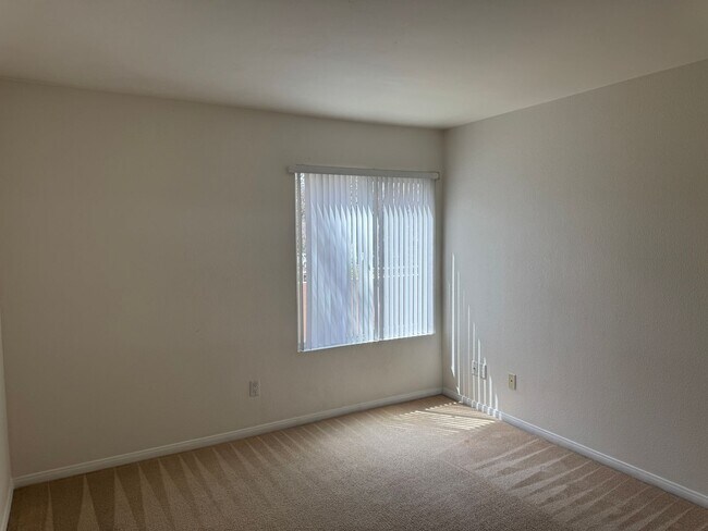 Building Photo - 2 bedroom 1 bathroom condo in Mirabella Point