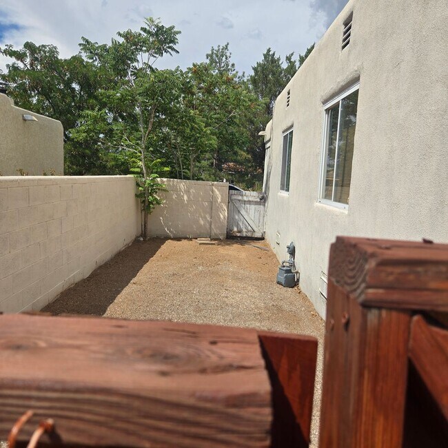 Building Photo - 4 Bedroom House