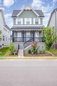 Building Photo - Stunning 4 Bedroom Home in Carothers Cross...