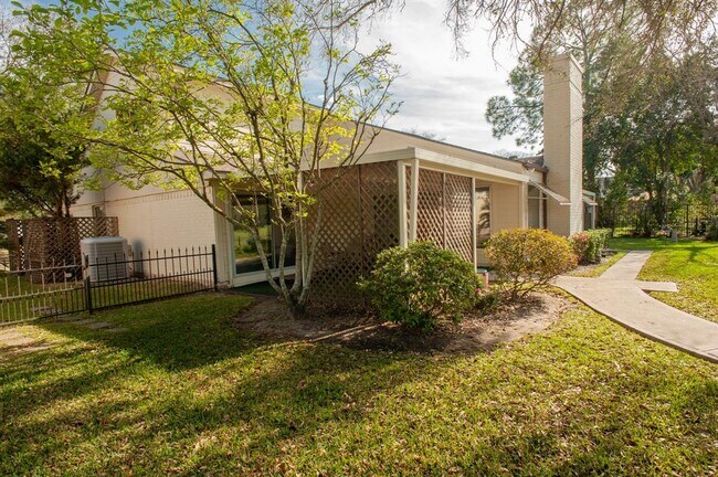 Building Photo - 2218 Green Tee Dr