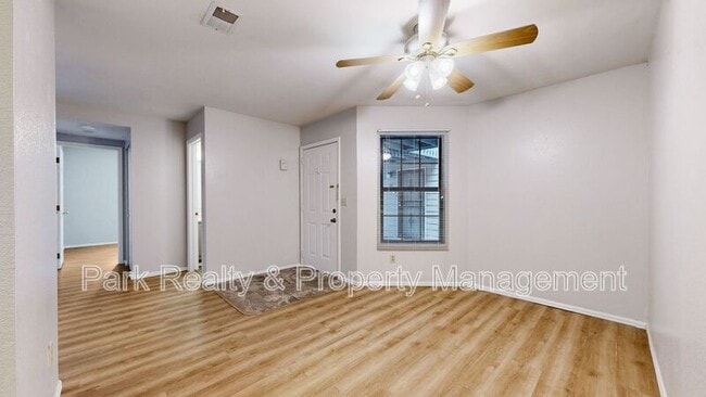 Building Photo - 12024 W Cross Dr